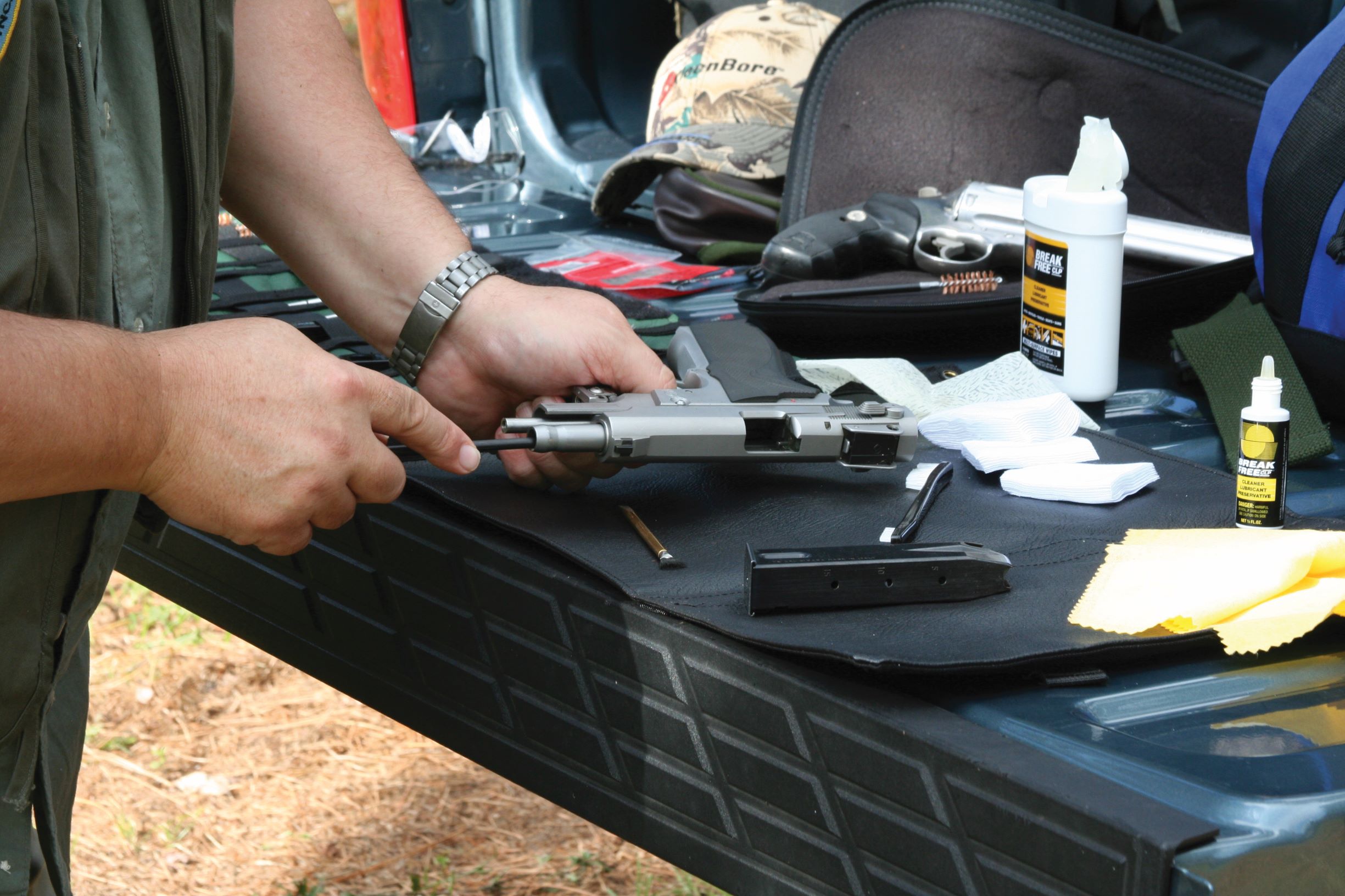 cleaning pistol barrel with rod